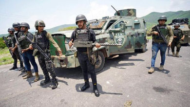 Narcos con armas en campo