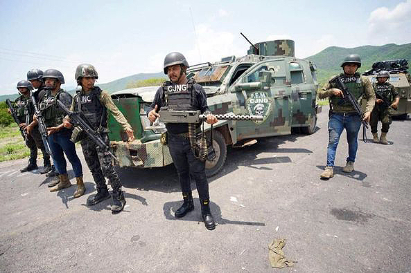 Narcos con armas en campo